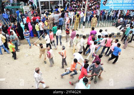 Srinagar, Kaschmir. August 2019. Die indischen Streitkräfte bleiben wachsam, während in Srinagar, dem indischen Kaschmir, eine enge Ausgangssperre verhängt wird. Die Ausgangssperre besteht seit dem 5. August im Kaschmir-Tal, nachdem Artikel 370 gestrichen wurde, der dem Staat Jammu und Kaschmir einen Sonderstatus gewährte. Im Tal gibt es starke Einschränkungen und eine Durchgreifung der Kommunikation, die das tägliche Leben der Bewohner Kaschmirs stark beeinträchtigen Stockfoto