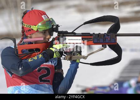 Sportsfrau Biathletin zielt, Gewehrschießen, lädt die Stehposition auf. Biathletin Polina Yegorova Kasachstan im Schießstand. Junior Biathlon Comp Stockfoto