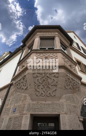 Oriel am historischen Wohn- und Geschäftshaus, Baujahr 1663, renoviert 1913, Laufamholzstraße 5, Mögeldorf, Mittelfranken, Bavari Stockfoto