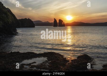 Wunderschöne Meereslandschaft der Kamchatka Halbinsel: Blick auf den Sonnenuntergang über Three Brothers Rocks in Avacha Bay (Pazifik). Region Kamtschatka, Russischer Fernost, E Stockfoto