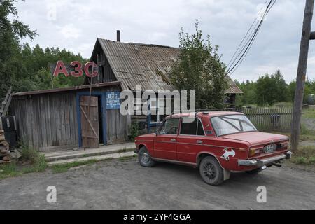 KAMTSCHATKA-HALBINSEL, RUSSISCHER FERNOST, 30. JULI 2018: Blick auf das alte Holzgebäude der Provinztankstelle im Dorf Kozyrevsk (Bezirk Ust-Kamtschatski) Stockfoto