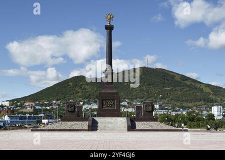 PETROPAVLOVSK-KAMTSCHATSKI, KAMTSCHATKA, RUSSLAND, 07. September 2015: Malerischer Blick auf die Stelenstadt des militärischen Ruhmes auf der Stadt Petropavlovsk-Kamtschatski auf einer s Stockfoto