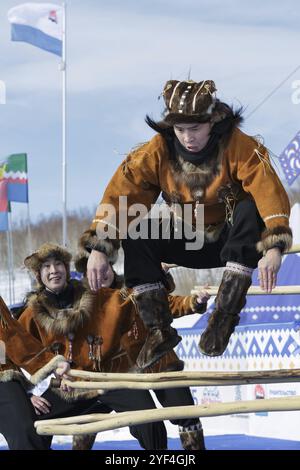 PETROPAVLOVSK STADT, KAMTSCHATKA HALBINSEL, RUSSLAND, 1. März 2018: Brandentanz der indigenen Einwohner von Kamtschatka, öffentliches Konzert von Kamtschatka Sta Stockfoto