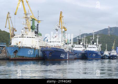 Gruppe von Kriegsschiffen Küstenwache des Grenzschutzdienstes des russischen FSB ankerte am Pier im Seehafen Petropawlowsk-Kamtschatsky. Pazifischer Ozean, Kamtschatka P Stockfoto