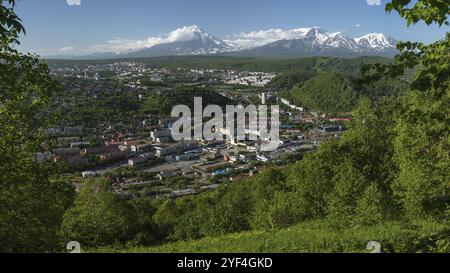 PETROPAVLOVSK STADT, KAMTSCHATKA HALBINSEL, RUSSISCHER FERNOST, 8. JULI 2018: Sommer Panorama Stadt Petropavlovsk-Kamtschatski auf dem Hintergrund der majestätischen Stockfoto