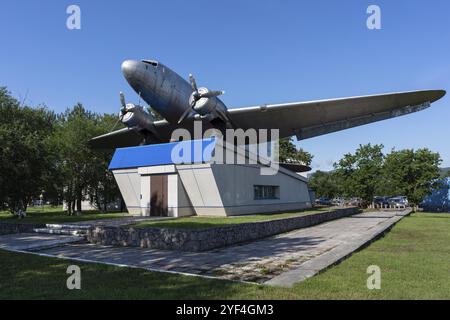 KAMTSCHATKA HALBINSEL, RUSSISCHER FERNOST, 6. August 2018: Denkmal für sowjetisches Militärtransportflugzeug Li-2. Lisunov Li-2, ursprünglich PS-84, wa Stockfoto