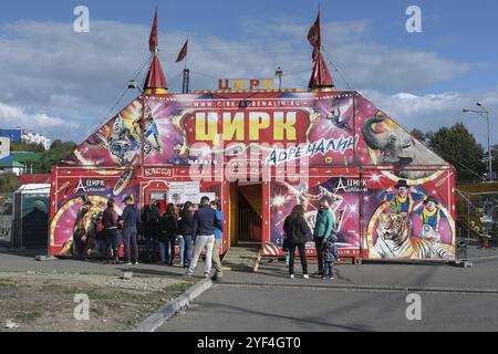 PETROPAVLOVSK KAMTSCHATSKI STADT, KAMTSCHATKA HALBINSEL, RUSSLAND, 22. September 2018: Sommerblick auf das Zelt des mobilen russischen Zirkus Adrenalin am sonnigen Tag, Specta Stockfoto