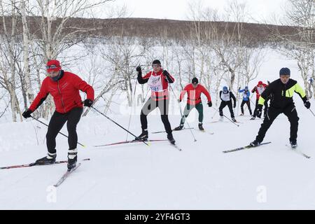 STADT PETROPAVLOVSK, HALBINSEL KAMTSCHATKA, RUSSISCHER FERNOST, 10. FEBRUAR 2018: Skifahrer laufen auf Skipisten im Winterwald. Gesamtrussische m Stockfoto