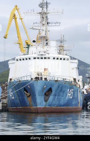 Russische Kriegsschiff Küstenwache des Grenzschutzdienstes des russischen FSB ankerte am Pier im Seehafen von Petropawlowsk-Kamtschatsky City. Pazifischer Ozean, Kamcha Stockfoto