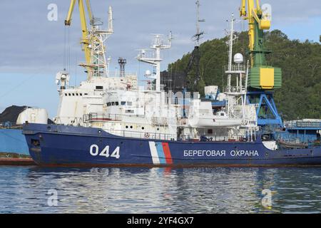 Russische Kriegsschiffe Küstenwache des Grenzschutzdienstes des russischen FSB ankerten am Pier im Seehafen von Petropawlowsk-Kamtschatsky City. Pazifischer Ozean, Kamc Stockfoto