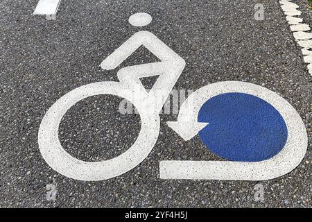 Radfahrer-Piktogramm, Markierung auf Asphalt, Spur auf Bodensee-Radweg, Bodensee-Radweg, Fernradweg, Fernradweg Stockfoto