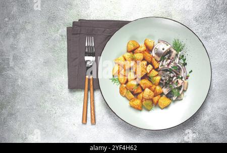 Neue Kartoffeln, mit eingelegtem Hering und roten Zwiebeln, hausgemacht, keine Leute Stockfoto