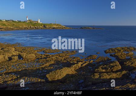 Phare de Saint Mathieu, Leuchtturm mit Klosterruinen und Küstenlandschaft, Saint Mathieu, Plougonvelin Département Finisterre, Bretagne, Frankreich, Eu Stockfoto