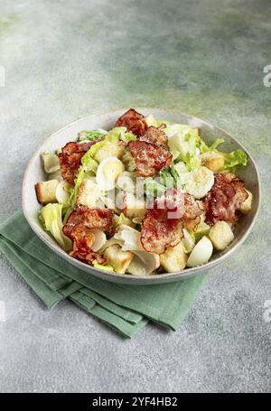 Caesar Salat mit gebratenem Speck, Wachteleiern, hausgemacht, keine Leute Stockfoto