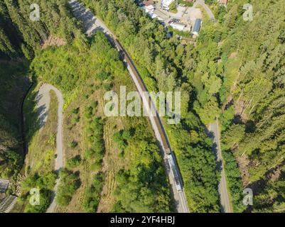 Eisenbahnstrecke durch dichten Wald aus der Vogelperspektive, Gleisbau, Bahnlieferung für Hermann Hessebahn, Calw, Schwarzwald, Deutschland, Europa Stockfoto