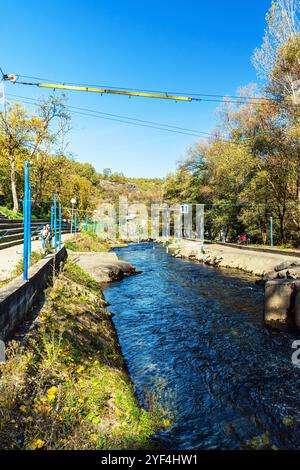 Kajak-Slalomkurs auf dem Treska River, wo 1975 die Weltmeisterschaft ausgetragen wurde. Stockfoto