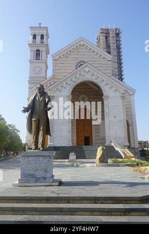 Die Kathedrale der Heiligen Mutter Teresa, eine römisch-katholische Kathedrale und Statue von Ibrahim Rugova, Pristina, Kosovo, Balkan, Europa Stockfoto