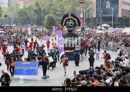 2024 Teilnehmer am jährlichen Tag der Dead Mega Parade 2024 an der Reforma Avenue mit einer Route von Chapultepec zum Hauptplatz Zocalo im Rahmen der mexikanischen Dia de Muertos Feiern. Am 2. November 2024 in Mexiko-Stadt. Mexico City CDMX Mexico Copyright: XIanxRoblesx Stockfoto