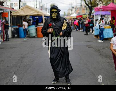 Nicht exklusiv: Ein Gläubiger besucht den Altar von Santa Muerte in der Alfareria Straße im Stadtteil Tepito, um seine Hingabe zu zeigen und sich zu bedanken Stockfoto