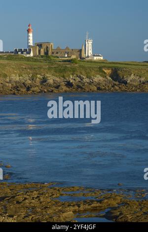 Phare de Saint Mathieu, Leuchtturm mit Klosterruinen und Küstenlandschaft Saint Mathieu, Plougonvelin Département Finisterre, Bretagne, Frankreich, EUR Stockfoto