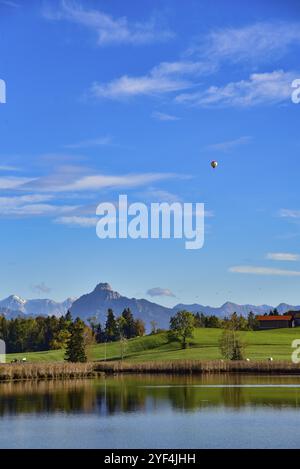 Bergpanorama bei Grundweiher bei Rueckholz, im Hintergrund rechts Saeuling (2047 m), links Zugspitze (2962 m) in Ostallgäu, Bavar Stockfoto