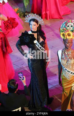 Miss Ukraine Alina Ponomarenko läuft während der Miss Universe Catrinas Gala im Antiguo Colegio de las Vizcainas auf der Landebahn. Am 1. November 2024 in Mexiko-Stadt. Mexico City CDMX Mexico Copyright: XYamakxPereax Stockfoto