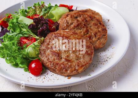 Gebratene Schnitzel, truthahn, mit Gemüsesalat, Blick von oben, keine Leute Stockfoto