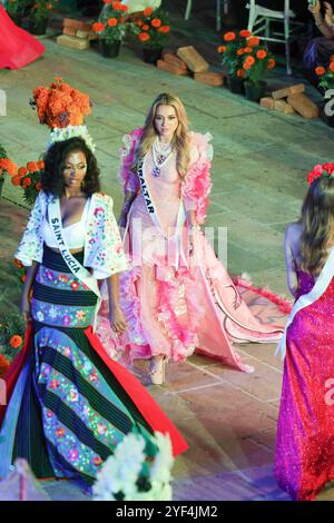 Miss Universe Catrinas Gala Catwalk Miss Gibraltar Shyanne McIntosh spaziert auf der Landebahn während der Miss Universe Catrinas Gala im Antiguo Colegio de las Vizcainas. Am 1. November 2024 in Mexiko-Stadt. Mexico City CDMX Mexico Copyright: XYamakxPereax Stockfoto