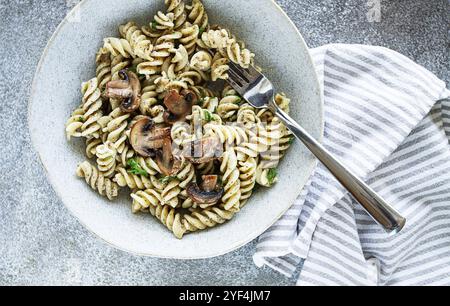 Fusilli Nudeln, in cremiger Pilzsauce, Nudeln mit Pilzen, hausgemacht, keine Leute Stockfoto