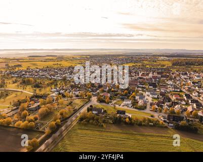 Luftaufnahme einer kleinen Stadt im Herbst, umgeben von Feldern und bunten Bäumen, Jettingen, Schwarzwald, Deutschland, Europa Stockfoto