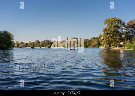 Blick vom Treptower Park über die Spree in Richtung Alt Stralau im Herbst, Berlin Treptow, Deutschland, Europa Stockfoto