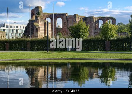 Kaiserbäder, monumentale Überreste eines römischen Badekomplexes. UNESCO-Weltkulturerbe römische Denkmäler, Petersdom und Kirche unserer Lieben Frau in T Stockfoto