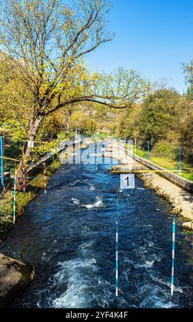 Kajak-Slalomkurs auf dem Treska River, wo 1975 die Weltmeisterschaft ausgetragen wurde. Stockfoto