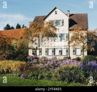 Haus mit schönem Garten im Herbst. Blumen im Park. Bietigheim-Bissingen. Deutschland, Europa. Herbst Park und Haus, niemand, Busch und Grenery Stockfoto