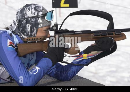 Sportsfrau Biathletin zielt, Gewehrschießen Bauchlage. Biathletin Soldatova Arina auf dem Schießstand. Regionale Juniorbiathlon-Wettbewerbe Ost C Stockfoto