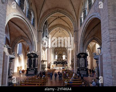 Innenansicht des Trierer Doms. UNESCO-Weltkulturerbe römische Denkmäler, Petersdom und Marienkirche in Trier. Altstadt von Trier, Rhin Stockfoto
