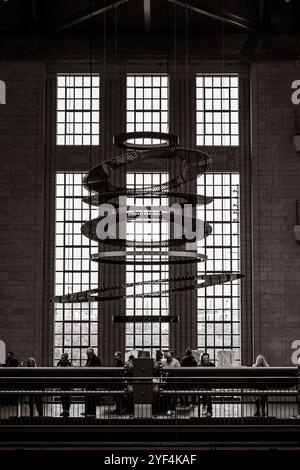 Inneres des Battersea Power Station - Restaurant, hohes Fenster und Skulptur Stockfoto