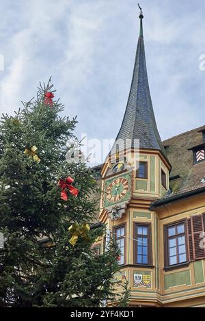 Winterfeste in Bitigheim-Bissingen: Charmante Fachwerkhäuser mit Weihnachtsschmuck. Tauchen Sie ein in das bezaubernde neujahrsatmos Stockfoto