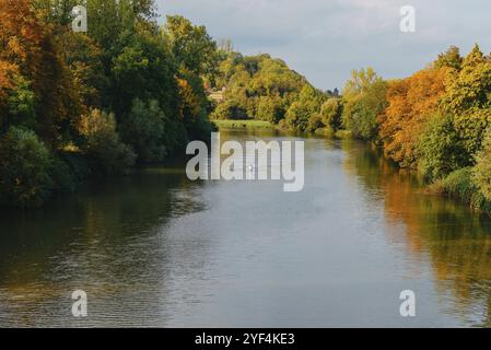 Luftdrohne aus der Vogelperspektive auf ein von 2 jungen Männern in türkisklarem Wasser betriebenes Sportkanu. Kajakfahren auf dem Fluss. Zwei junge Männer sitzen in Kajaks. Die Stockfoto
