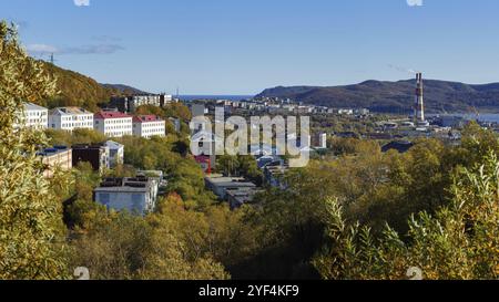 Herbstlicher Panoramablick auf die Stadtlandschaft Kamtschatkas, altes sowjetisches Wohngebäude der Stadt Petropavlovsk-Kamtschatski an sonnigem, klarem Tag mit blauem Himmel. E Stockfoto