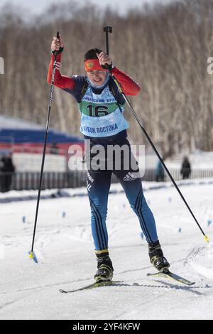 Sportler Biathlet Kapustin Aleksandr Skifahren auf der Skipiste Distanz Biathlon Stadion während Junior Biathlon Wettbewerben East Cup. Petropawlowsk, Kamc Stockfoto