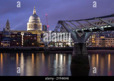 St Paul's Cathedral und die Millennium Bridge bei Nacht mit Reflections, Central London, Großbritannien Stockfoto