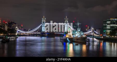 Blick auf die Tower Bridge von der London Bridge mit HMS Belfast und Reflections in der Themse Stockfoto