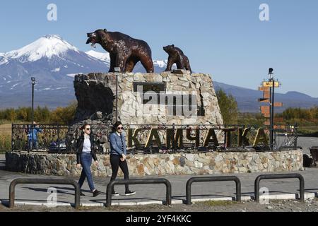 YELIZOVO CITY, KAMTSCHATKA HALBINSEL, RUSSLAND, 24. September 2017: Skulpturenkomposition der Familie der Kamtschatka Braunbären Stockfoto