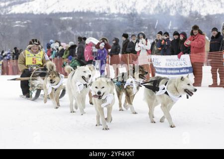 ESSO VILLAGE, KAMTSCHATKA, RUSSLAND, 8. MÄRZ 2013: Läuferin des Hundeschlittenteams Kamtschatka, Musher Margarita Bayshuakova. Kamtschatka Extreme Hundeschlittenrennen Stockfoto