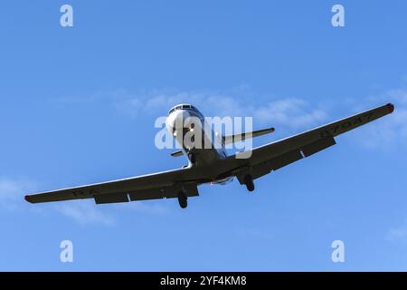 Russisches JET Jakovlev Jak-40K, dreimotoriges Regionalflugzeug, Pendlertrijet im Flug gegen blauen Himmel bei sonnigem Wetter. Schlussnummer RA-87947. Stockfoto