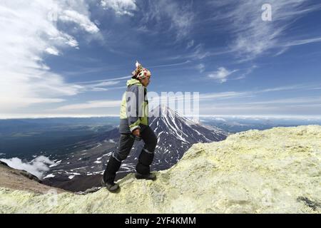 AVACHA VULKAN, KAMTSCHATKA HALBINSEL, RUSSISCHER FERNOST, 7. August 2014: Junge Frauen klettern zum Schwefelfumarolfeld im Krater des aktiven Avachinsky Stockfoto