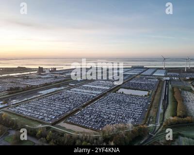 Volkswagen-Werk Emden in der Krise. Blick auf die Auto-Verladung im Emder Hafen. Tausende Autos warten auf die Verladung. Europas größter Autobauer will drei Werke in Deutschland schließen und Zehntausende Mitarbeiter entlassen. Emden Niedersachsen Deutschland *** Volkswagen Emden-Werk in der Krise Ansicht des Autoladeplatzes im Emdener Hafen Tausende Autos warten auf Beladung Europas größter Automobilhersteller will drei Werke in Deutschland schließen und Zehntausende Mitarbeiter entlassen Emden Niedersachsen Deutschland Copyright: Xdiebildwerftx Stockfoto