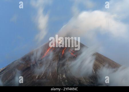 Vulkanische Landschaft: Aktiver Klyuchevskoy-Vulkan, Blick auf die Spitze eines Vulkanausbruchs, Lavaflüsse am Hang des Vulkans, Gaswolke, Dampf und Asche aus Stockfoto