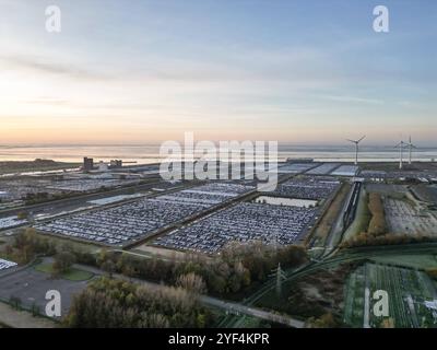 Volkswagen-Werk Emden in der Krise. Blick auf die Auto-Verladung im Emder Hafen. Tausende Autos warten auf die Verladung. Europas größter Autobauer will drei Werke in Deutschland schließen und Zehntausende Mitarbeiter entlassen. Emden Niedersachsen Deutschland *** Volkswagen Emden-Werk in der Krise Ansicht des Autoladeplatzes im Emdener Hafen Tausende Autos warten auf Beladung Europas größter Automobilhersteller will drei Werke in Deutschland schließen und Zehntausende Mitarbeiter entlassen Emden Niedersachsen Deutschland Copyright: Xdiebildwerftx Stockfoto